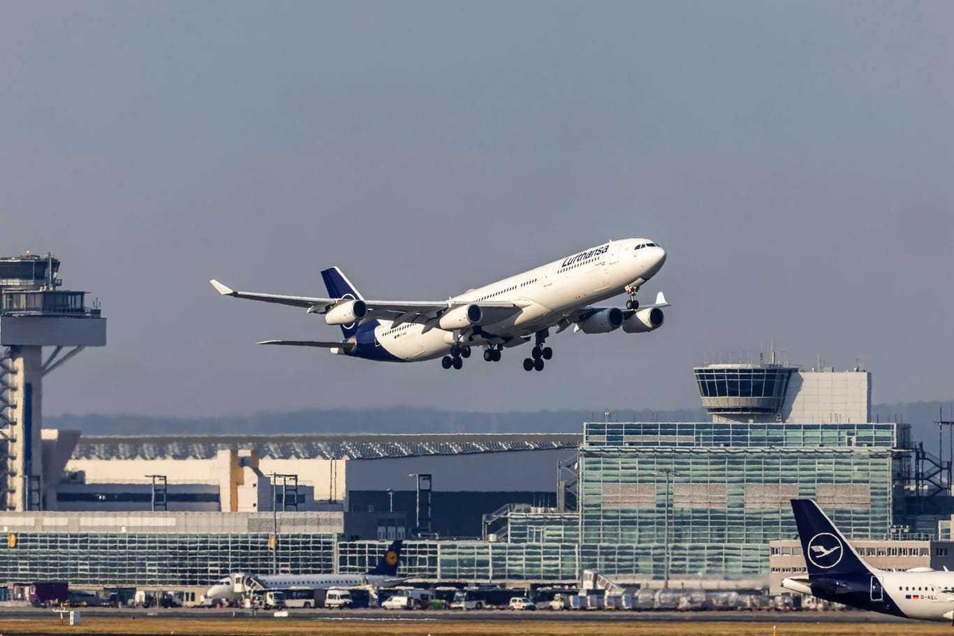 Ein Flugzeug startet vom Flughafen Frankfurt am Main (Archivbild): Die Flughafenbetreiber hoffen auf mehr Reiselust zu Ostern.