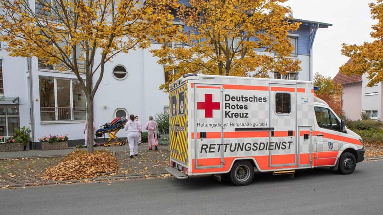 Ein Rettungswagen vor einem Seniorenheim (Symbolbild): Nach einem Corona-Ausbruch in einem Seniorenheim sind sechs Bewohner gestorben.