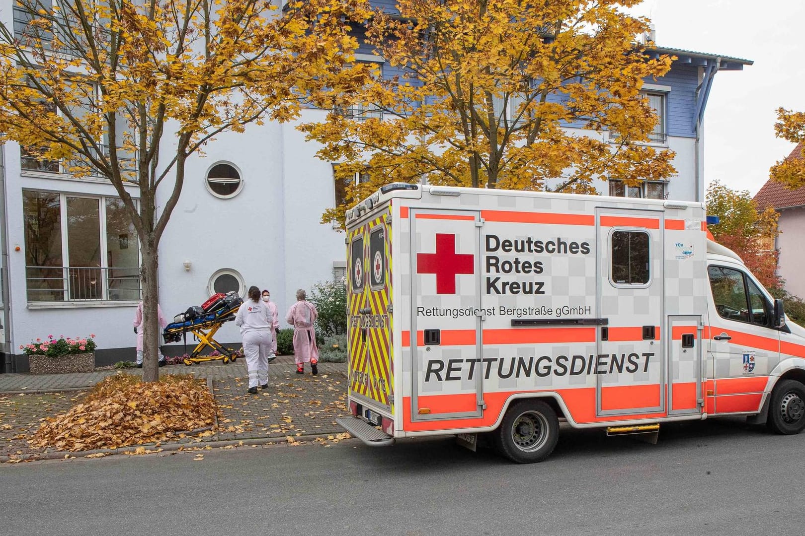 Ein Rettungswagen vor einem Seniorenheim (Symbolbild): Nach einem Corona-Ausbruch in einem Seniorenheim sind sechs Bewohner gestorben.