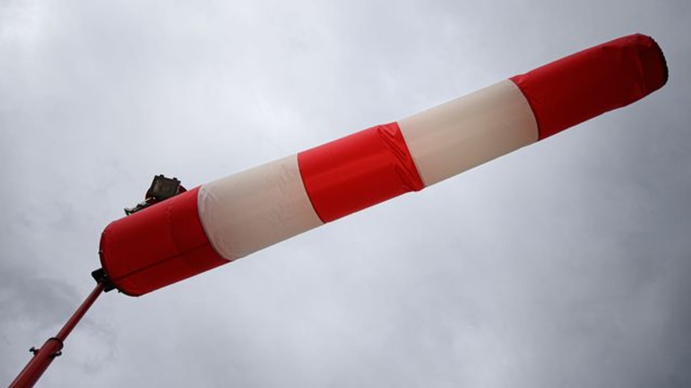 Eine Windfahne zeigt die Windrichtung an