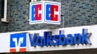 Eine Volksbank-Filiale (Symbolbild): Die Volksbank Welzheim hat vor Gericht gegen die Verbraucherzentrale gewonnen.