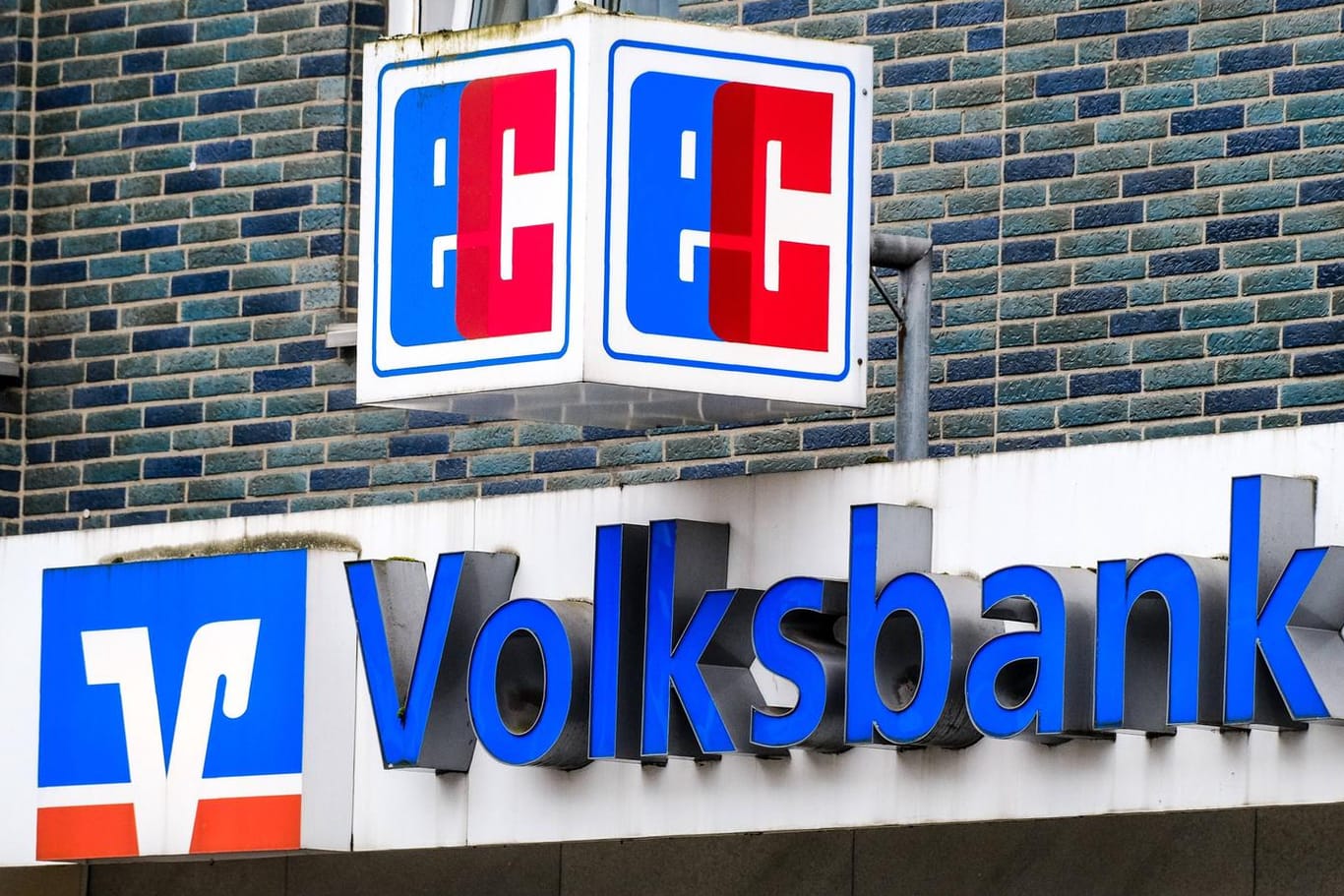 Eine Volksbank-Filiale (Symbolbild): Die Volksbank Welzheim hat vor Gericht gegen die Verbraucherzentrale gewonnen.