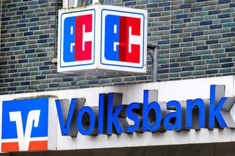 Eine Volksbank-Filiale (Symbolbild): Die Volksbank Welzheim hat vor Gericht gegen die Verbraucherzentrale gewonnen.