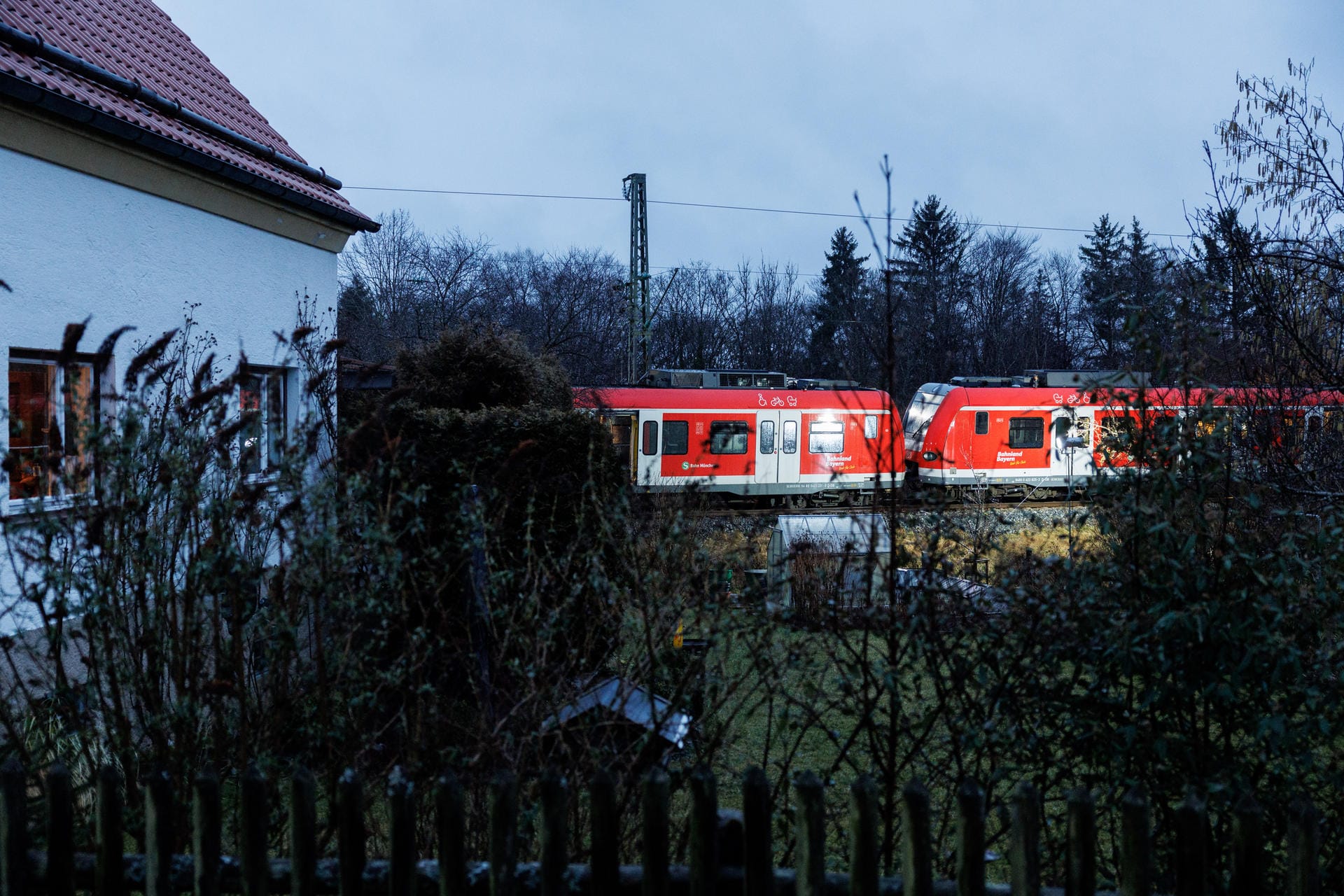 Die verunfallte S-Bahn ist kurz nach dem Bahnhof Ebenhausen-Schäftlarn hinter Wohnhäusern zu sehen.