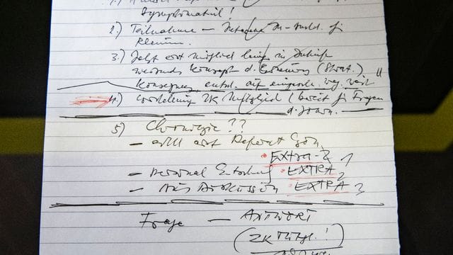 Der Notizzettel des SED-Politbüro-Mitglieds Schabowski aus seiner historischen Pressekonferenz vom 9. November 1989.