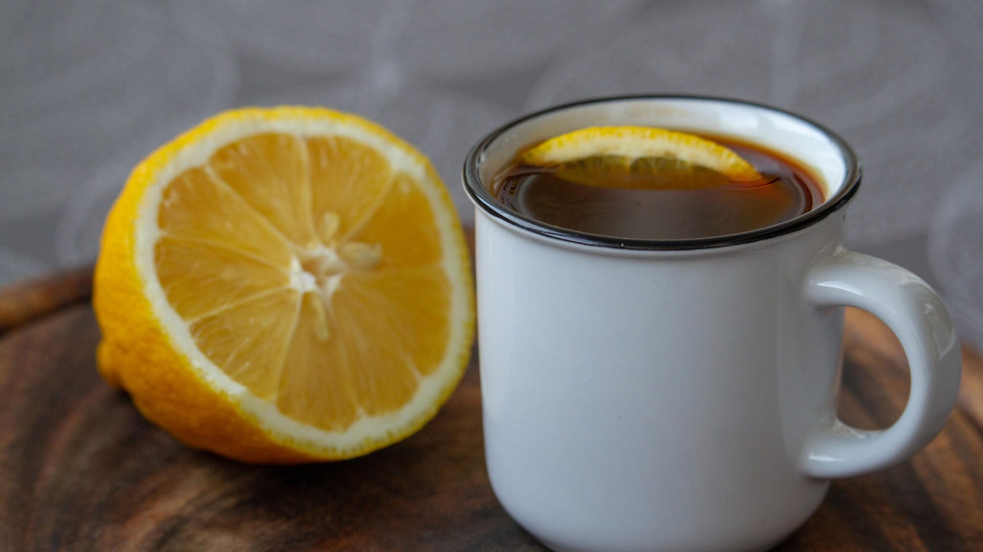 Tasse Kaffee mit einer halben Zitrone: Viele Kopfschmerzgeplagte schwören auf Kaffee mit Zitrone. Einen Versuch ist die ungewöhnliche Kombi wert.