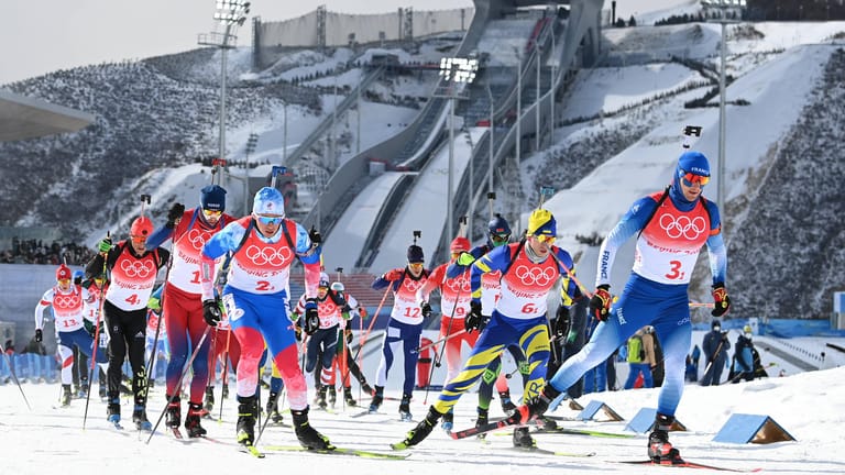 Ein Biathlon-Staffellauf: Die Winterspiele finden erstmals auf 100 Prozent Kunstschnee statt. Auch das Gelände für die Pisten entstand am Reißbrett.