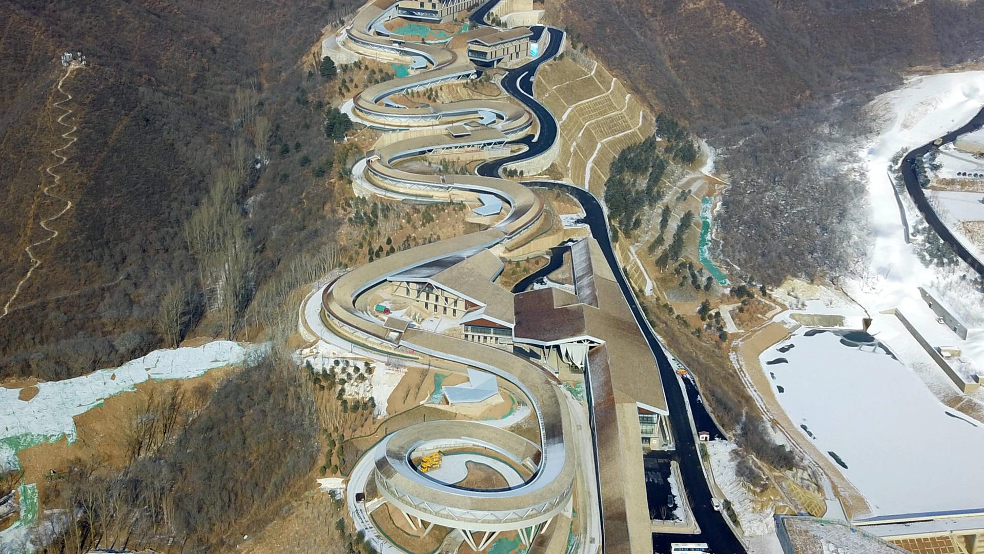 Das "National Sliding Center" zieht sich einen Bergrücken in Yanqing entlang: Die Bahn für Skeletonschlitten und Bobs gilt als die modernste Sportanlage ihrer Art.