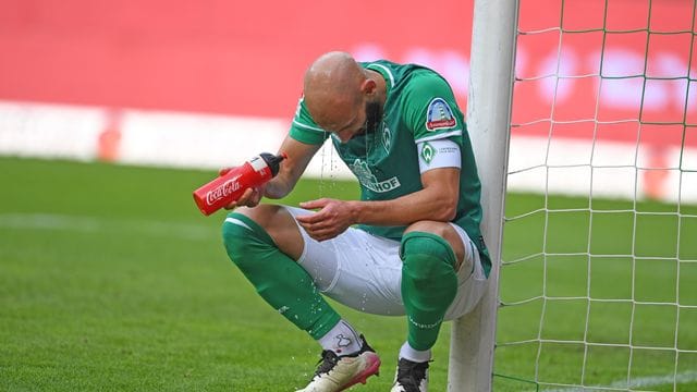 Hat einen Schlag aufs Knie bekommen: Werder-Kapitän Ömer Toprak.