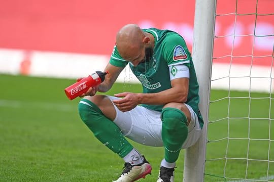 Hat einen Schlag aufs Knie bekommen: Werder-Kapitän Ömer Toprak.