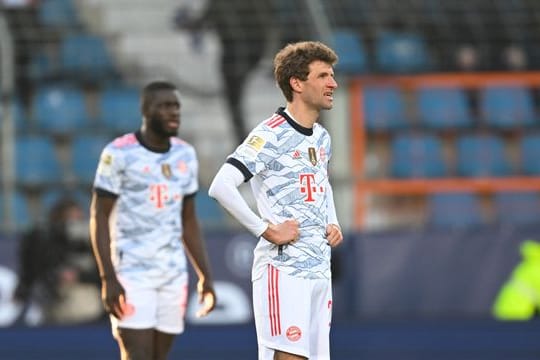 Münchens Thomas Müller (r) setzt gegen RB Salzburg auf eine Reaktion nach der Niederlage in Bochum.