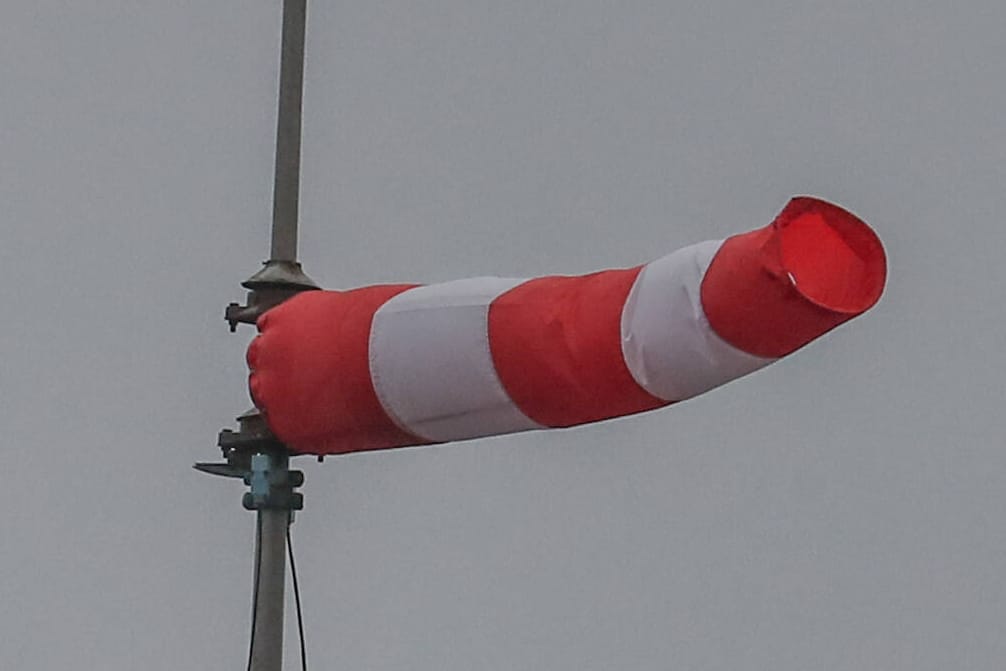 Windsack bei Sturmböen (Symbolbild): In der Nacht zu Donnerstag erwarten Meteorologen starke Sturmböen.