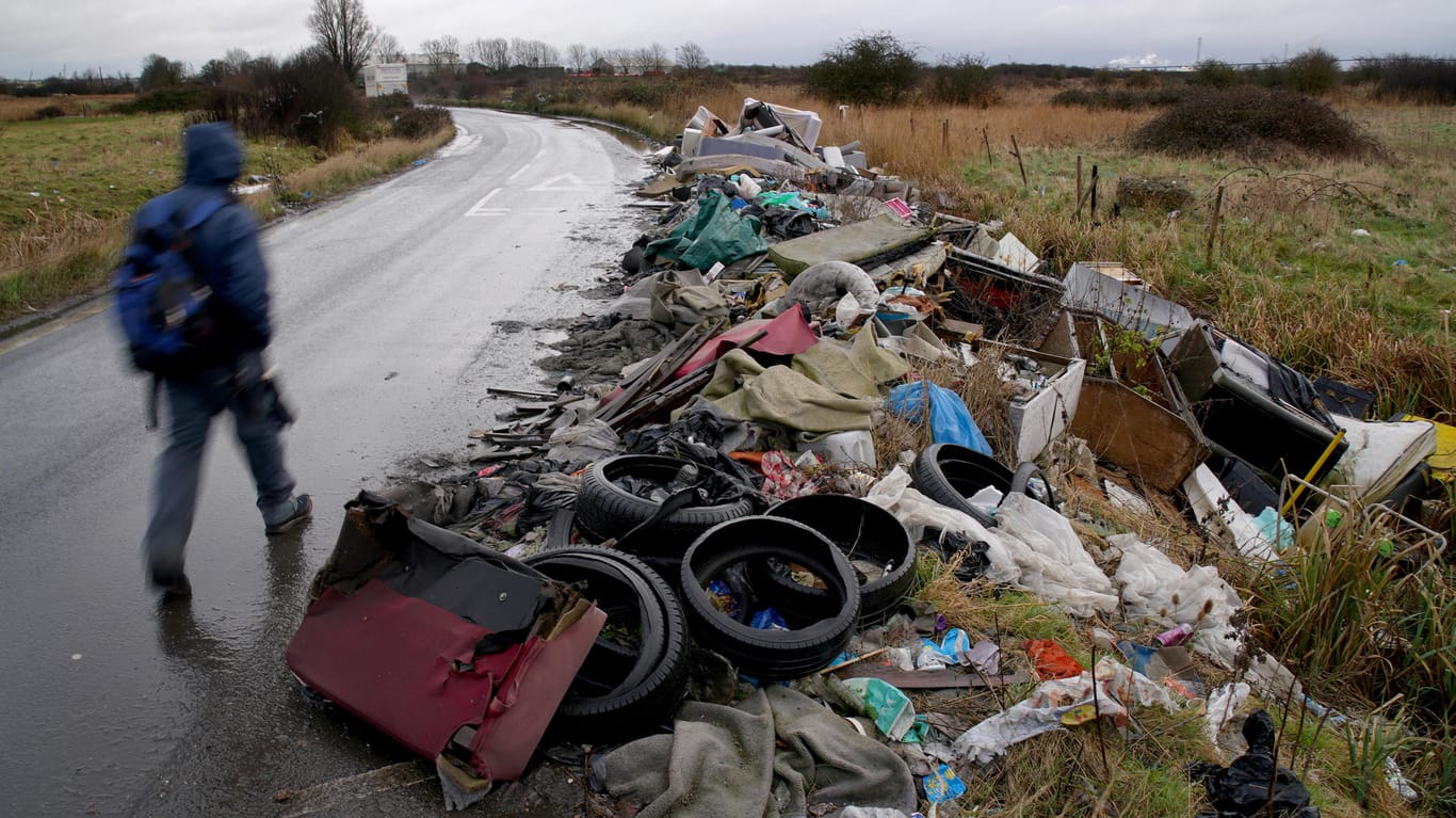 Abfall am Straßenrand: Müll in der Umwelt trägt weltweit zu Millionen Todesfällen bei.