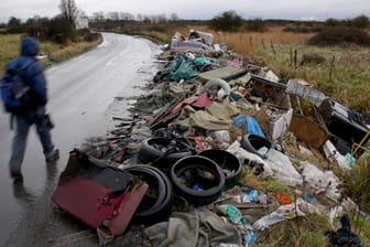 Abfall am Straßenrand: Müll in der Umwelt trägt weltweit zu Millionen Todesfällen bei.