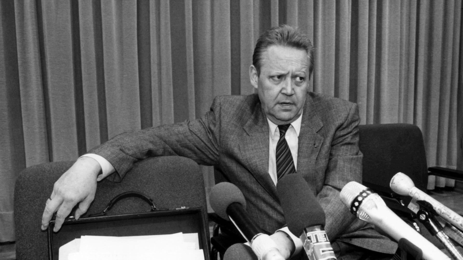 Günther Schabowski bei der Pressekonferenz zum Mauerfall (Archivbild): Der Verkäufer seines berühmten Notizzettels muss bekanntgegeben werden. Günther Schabowski bei der Pressekonferenz zum Mauerfall (Archivbild): Der Verkäufer seines berühmten Notizzettels muss bekanntgegeben werden.