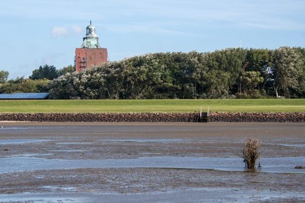 Es ist die Insel Neuwerk mit dem historischen Leuchtturm zu sehen (Archivbild): Die Nachbarländer Schleswig-Holstein und Niedersachsen sind mit den Plänen für eine Schlickdeponie nicht einverstanden.