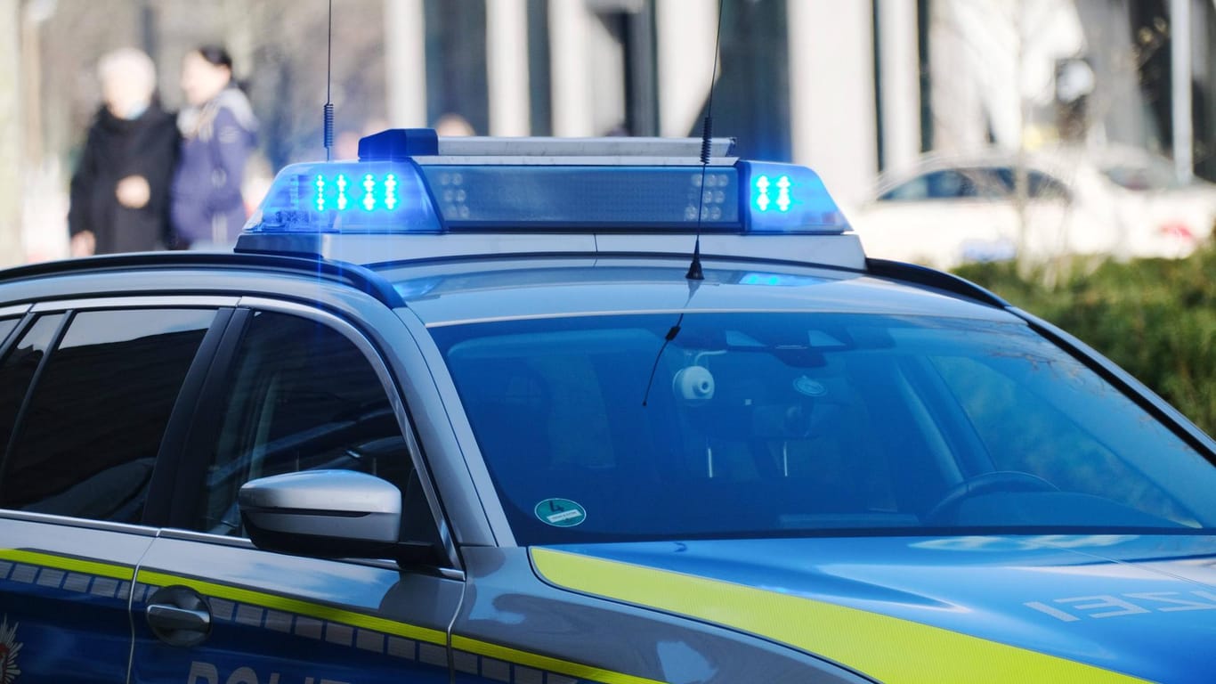 Streifenwagen der Polizei mit Blaulicht (Symbolbild): Bei der Flucht vor der Polizei prallt ein Fahrradfahrer mit dem Streifenwagen zusammen.
