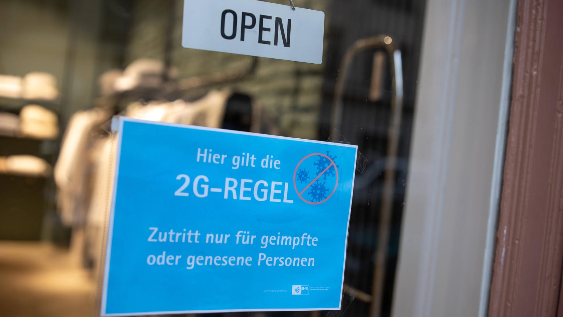 Aushang an einem Geschäft im Einzelhandel in Berlin mit dem Hinweis, das die 2G Regelung angewendet wird (Symbolbild): Ab Freitag gilt stattdessen eine FFP2-Maskenpflicht.