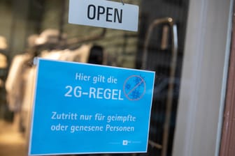 Aushang an einem Geschäft im Einzelhandel in Berlin mit dem Hinweis, das die 2G Regelung angewendet wird (Symbolbild): Ab Freitag gilt stattdessen eine FFP2-Maskenpflicht.