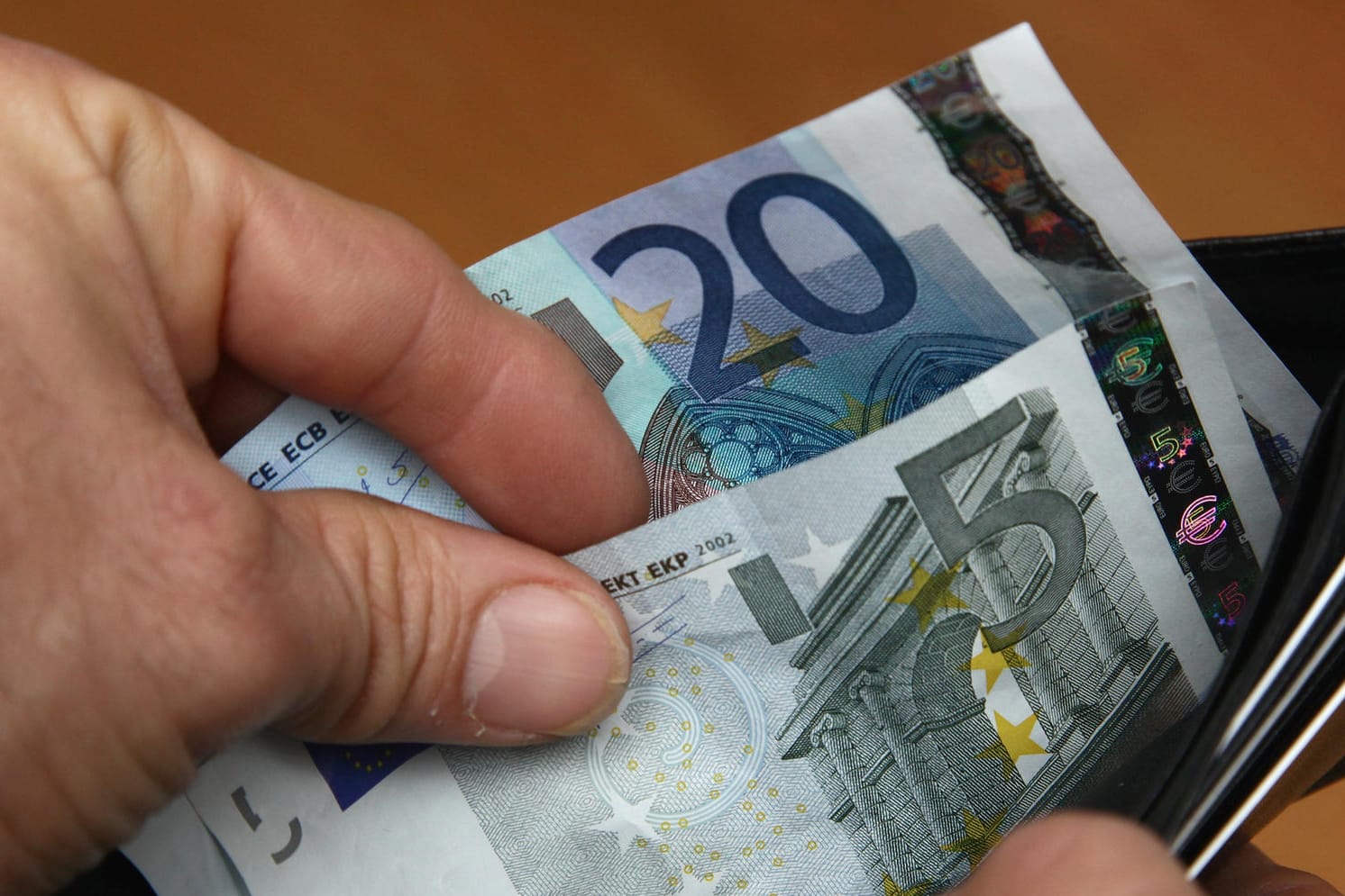 Griff in den Geldbeutel: Die Preise in Deutschland sind in den letzten Monaten so stark gestiegen wie schon lange nicht mehr. Griff in den Geldbeutel: Die Preise in Deutschland sind in den letzten Monaten so stark gestiegen wie schon lange nicht mehr.