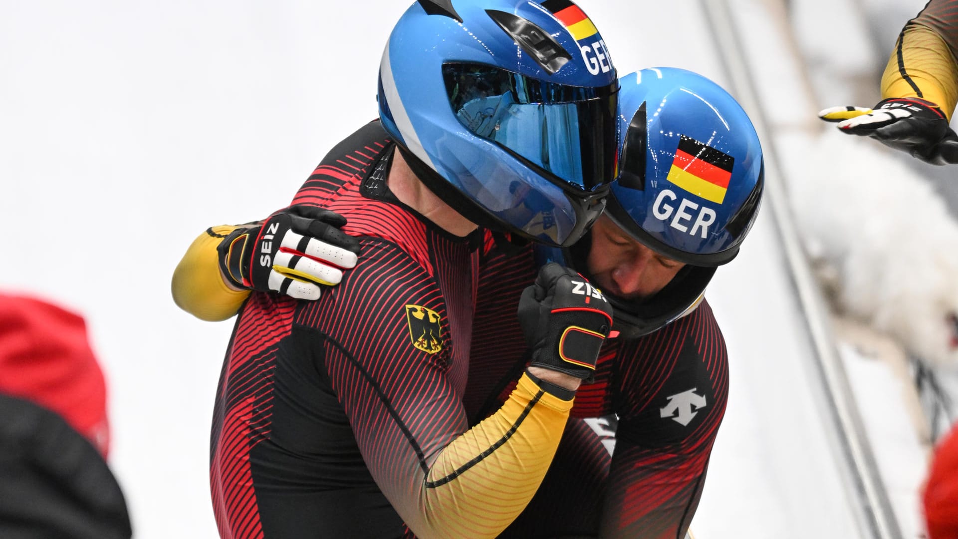 Francesco Friedrich (l.) bejubelt mit seinem Anschieber Thorsten Margis den Olympiasieg im Zweierbob.