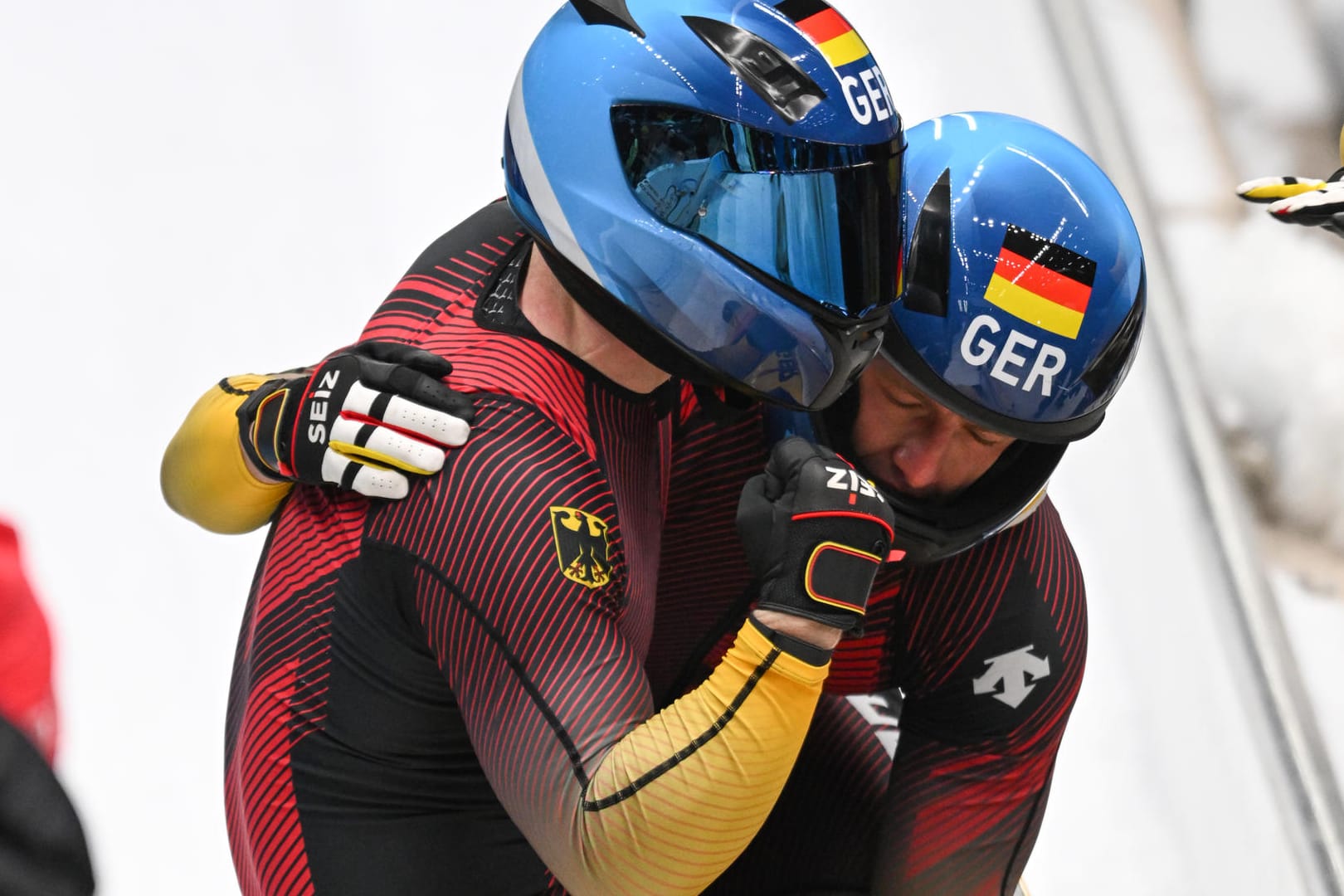 Francesco Friedrich (l.) bejubelt mit seinem Anschieber Thorsten Margis den Olympiasieg im Zweierbob.