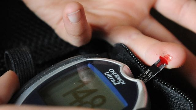 Beim Autofahren sollte man seinen Blutzucker regelmäßig prüfen - allerdings nicht "zwischendurch" an der roten Ampel.