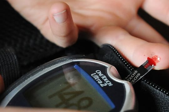 Beim Autofahren sollte man seinen Blutzucker regelmäßig prüfen - allerdings nicht "zwischendurch" an der roten Ampel.