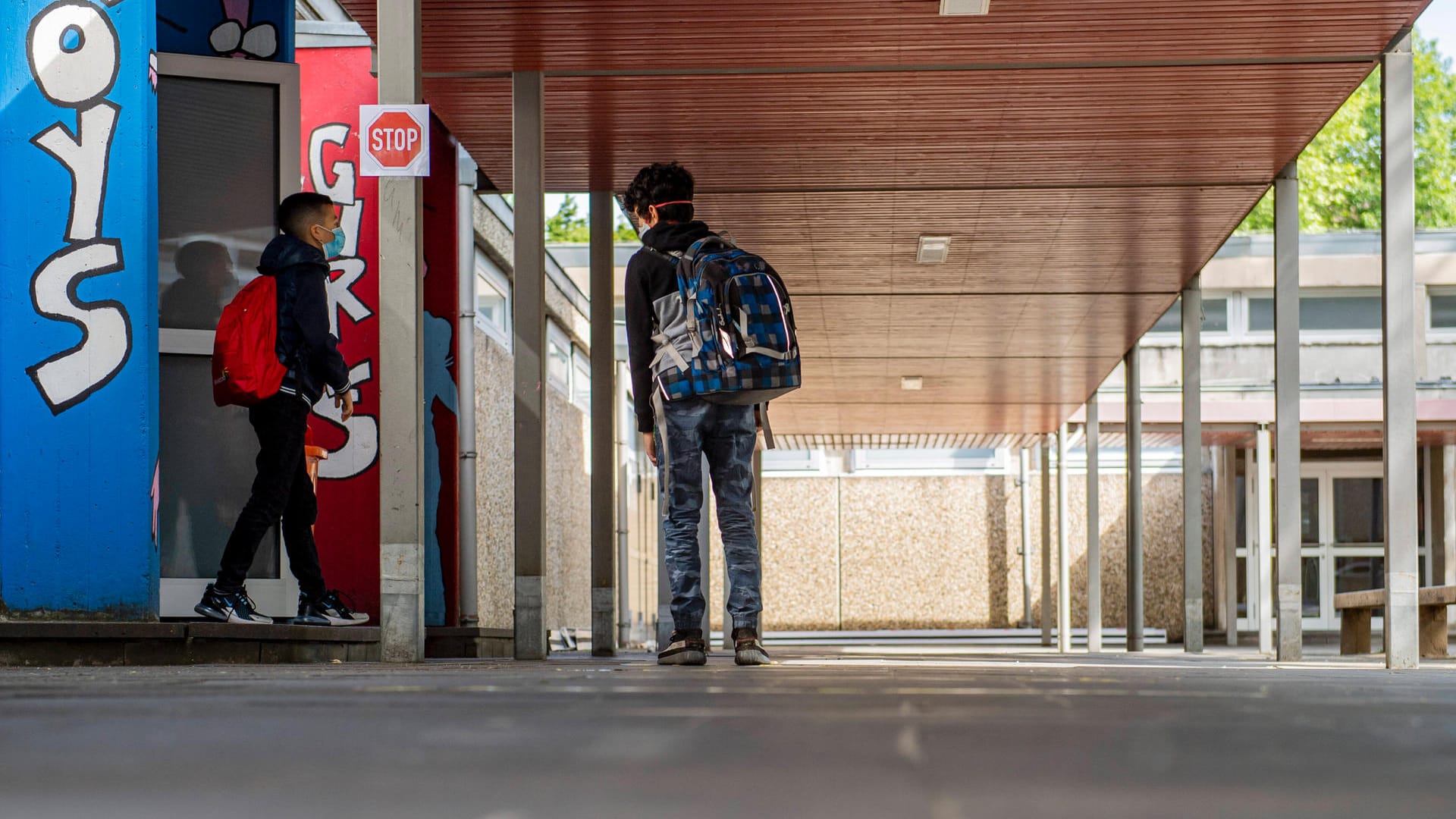 Schüler vor Gebäude (Symbolbild): Rund 50.000 Euro Sachschaden entstanden bei dem Brand in Dreieich.