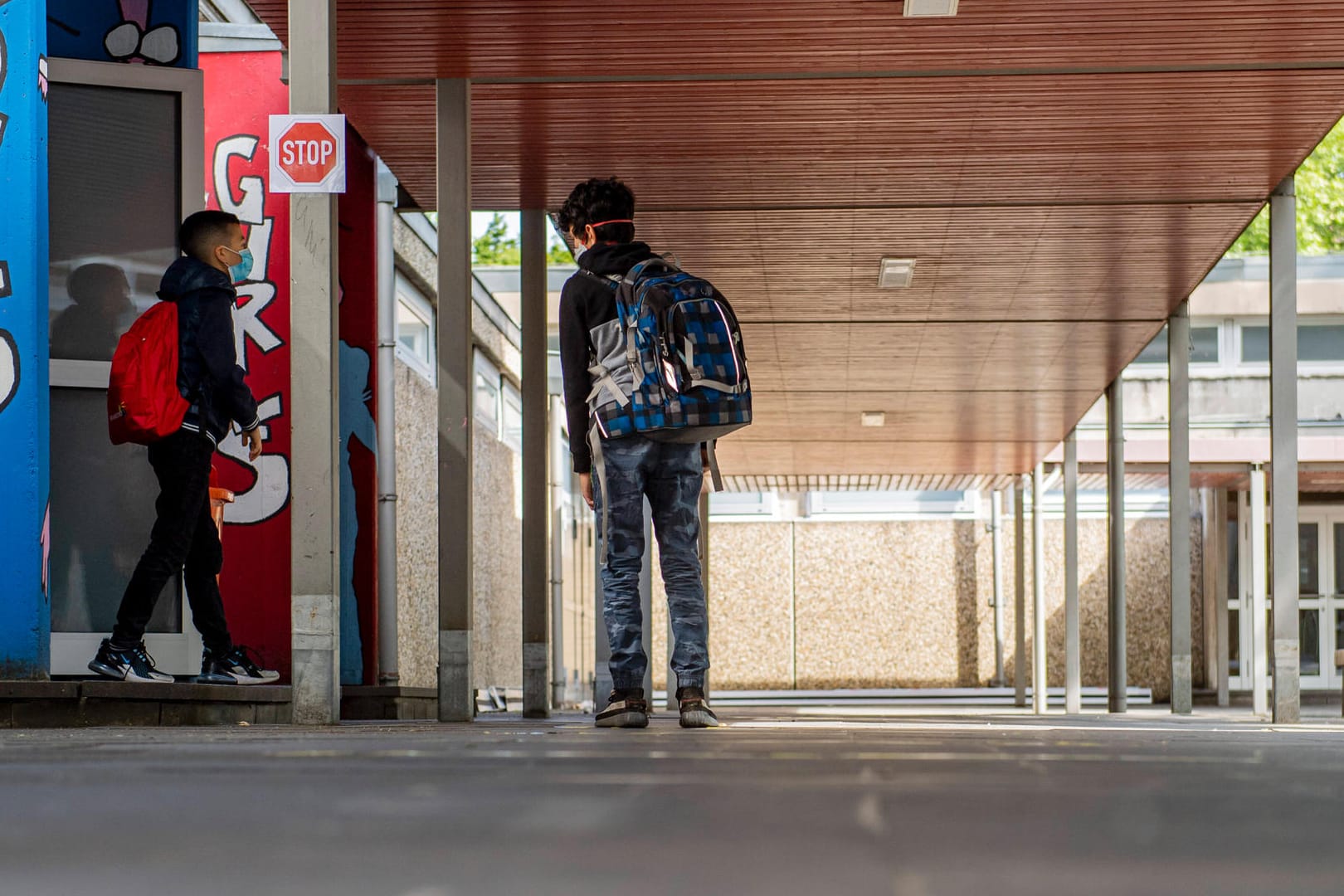 Schüler vor Gebäude (Symbolbild): Rund 50.000 Euro Sachschaden entstanden bei dem Brand in Dreieich.