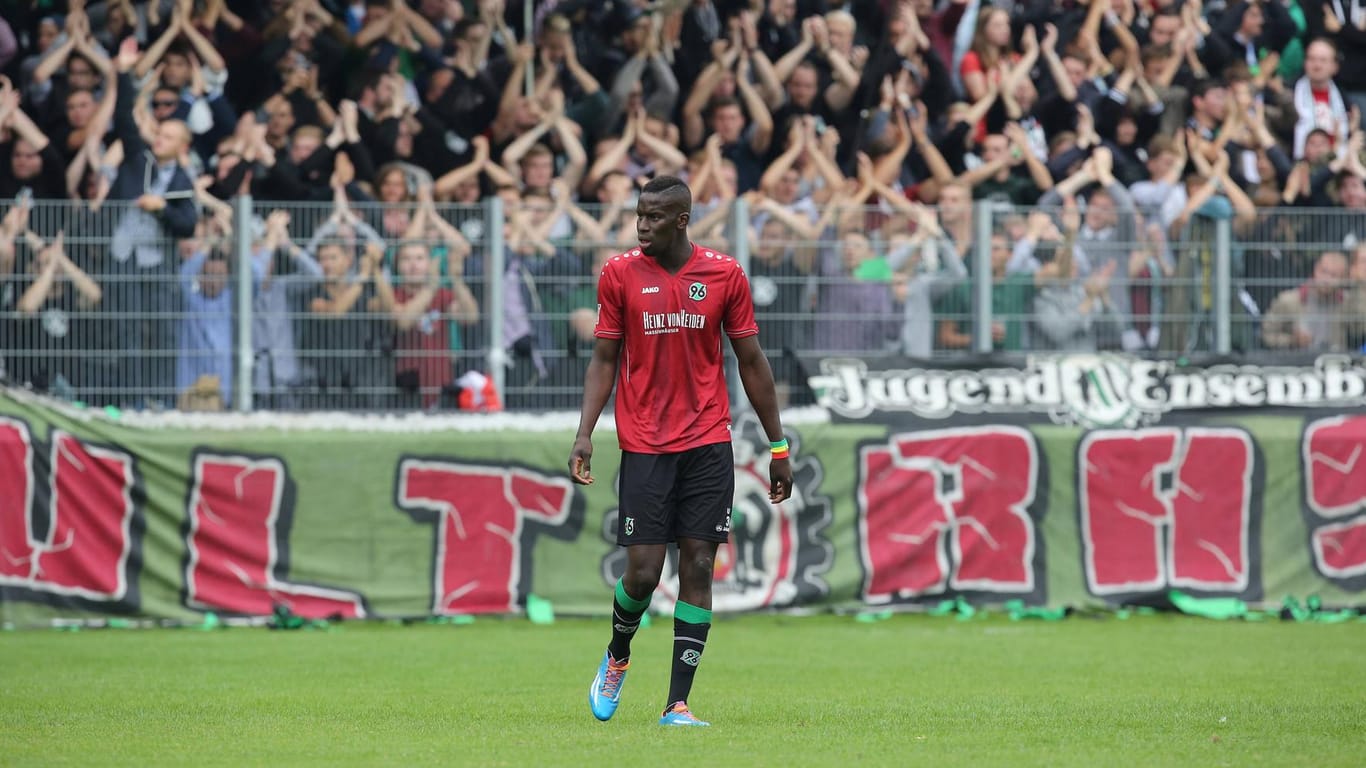 Während der Senegalese bei Hannover 96 in der zweiten Mannschaft spielte, unterstützten die Ultras anstatt der Profimannschaft die Amateure.