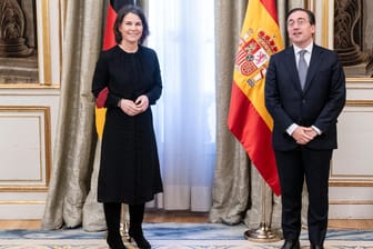 Annalena Baerbock wird von José Manuel Albares in Madrid empfangen: Spanien und Deutschland sind in zahlreichen politischen Fragen auf einem Kurs.