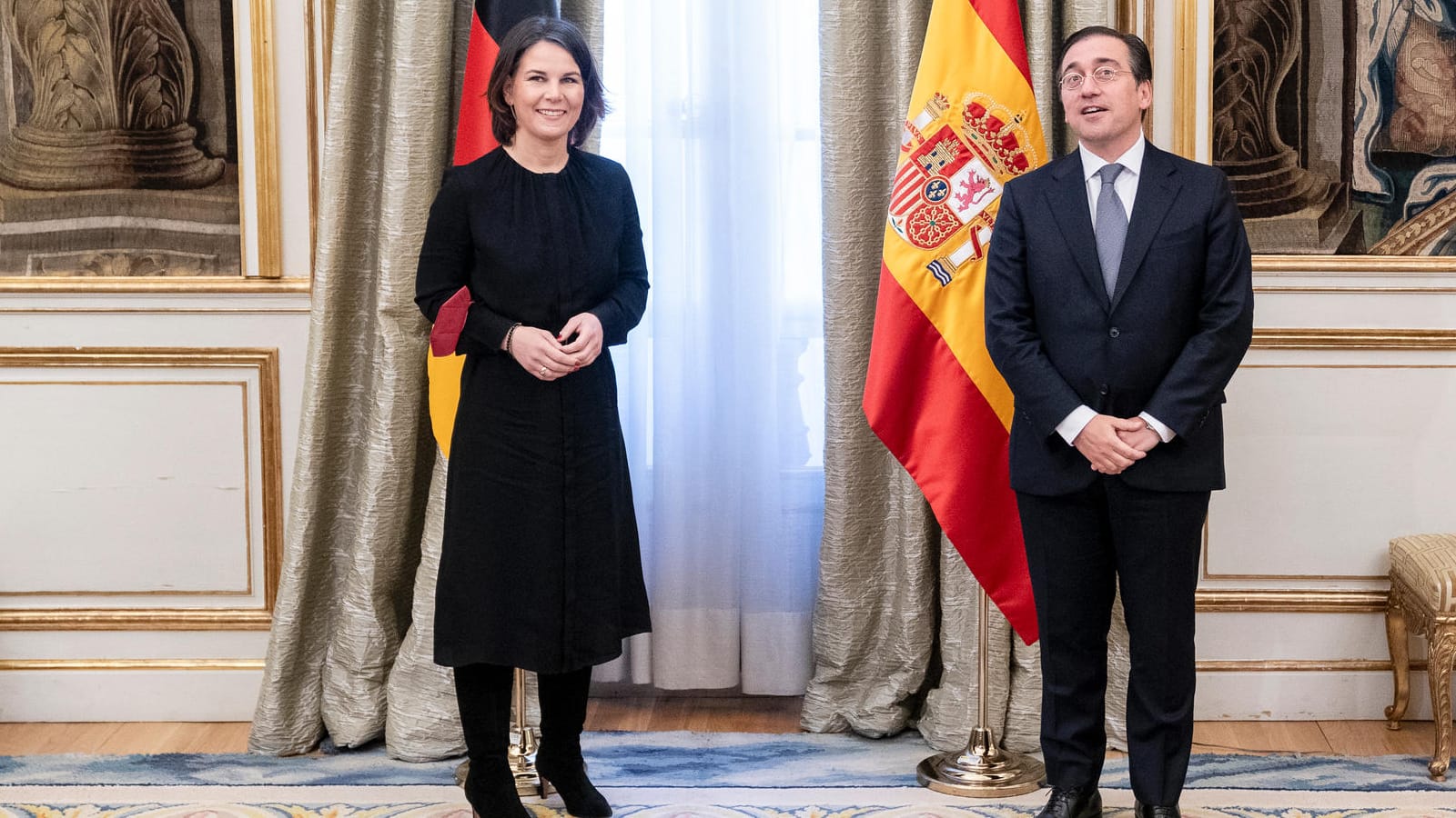 Annalena Baerbock wird von José Manuel Albares in Madrid empfangen: Spanien und Deutschland sind in zahlreichen politischen Fragen auf einem Kurs.