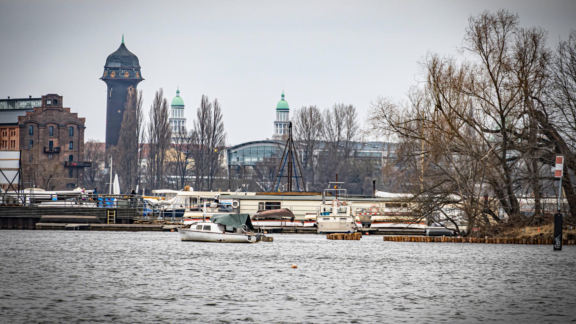 Blick auf die Rummelsburger Bucht (Symbolbild): Am Samstagnachmittag fand ein Passant einen seit Wochen vermissten Mann tot. Blick auf die Rummelsburger Bucht (Symbolbild): Am Samstagnachmittag fand ein Passant einen seit Wochen vermissten Mann tot.