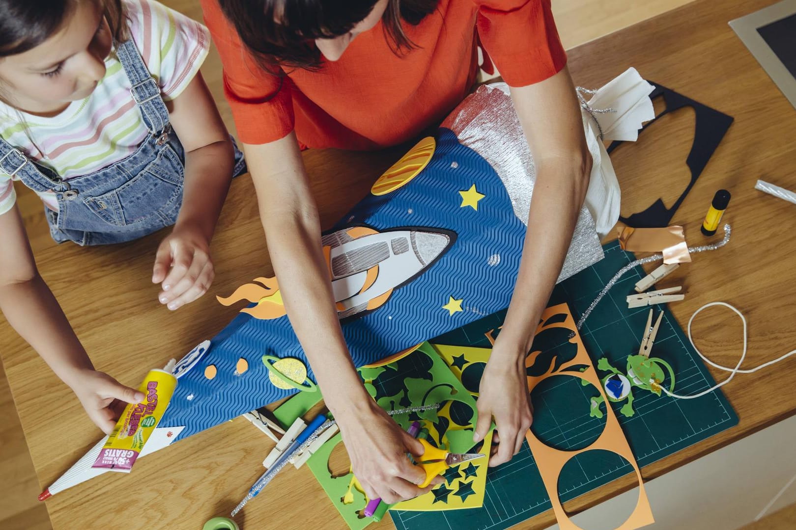 Schultüte basteln: Das Verzieren der Tüte macht besonders viel Spaß.