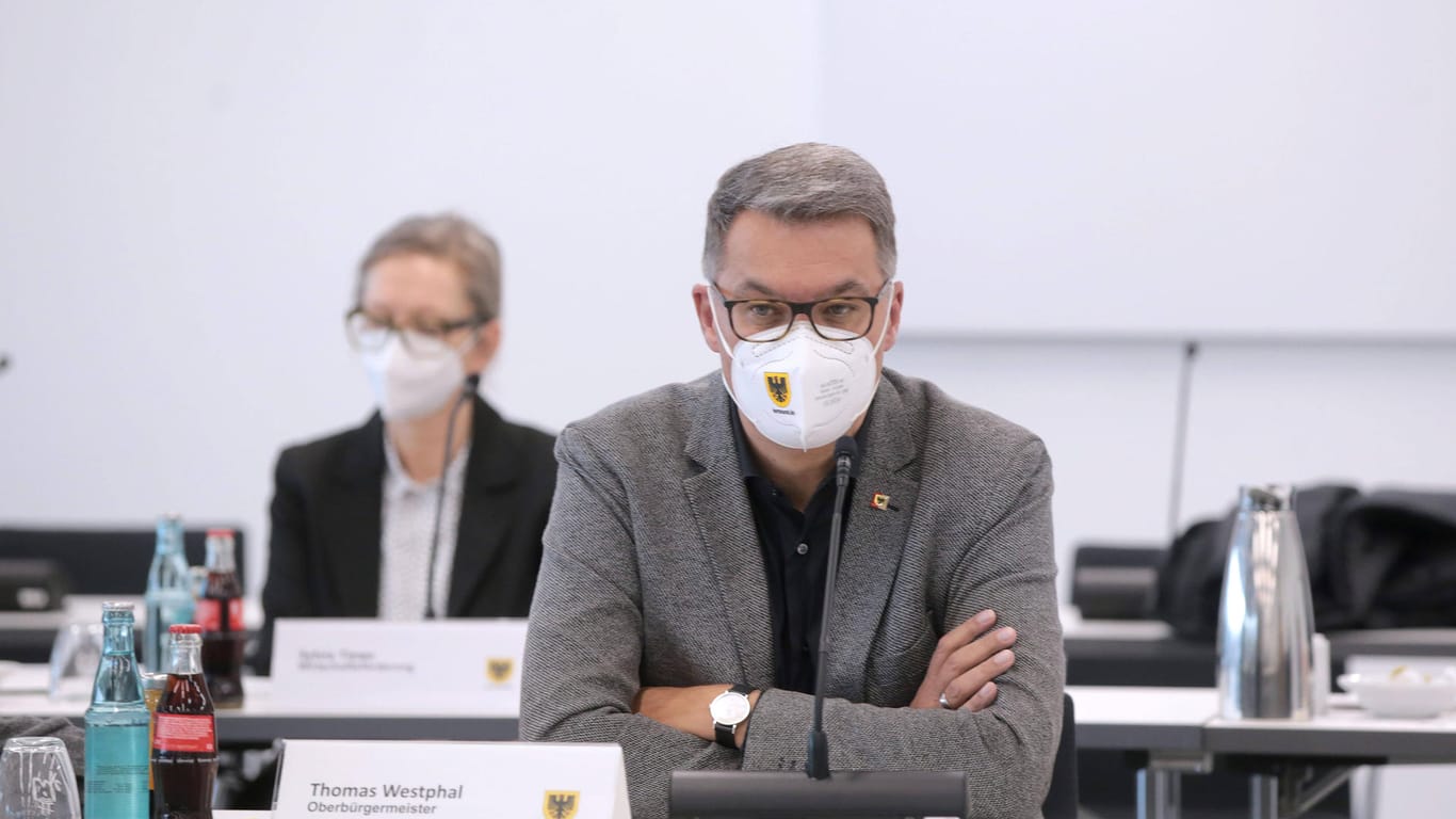 Thomas Westphal mit Mund-Nasen-Schutz (Archivbild): Er möchte an der Maskenpflicht in der Innenstadt festhalten.