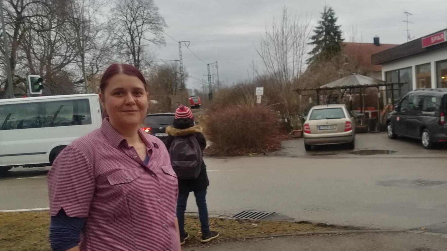 Theresa Kastenmüller vor ihrer Bäckerei in Ebenhausen: Wenige Meter entfernt stießen am Montag zwei S-Bahnen zusammen.