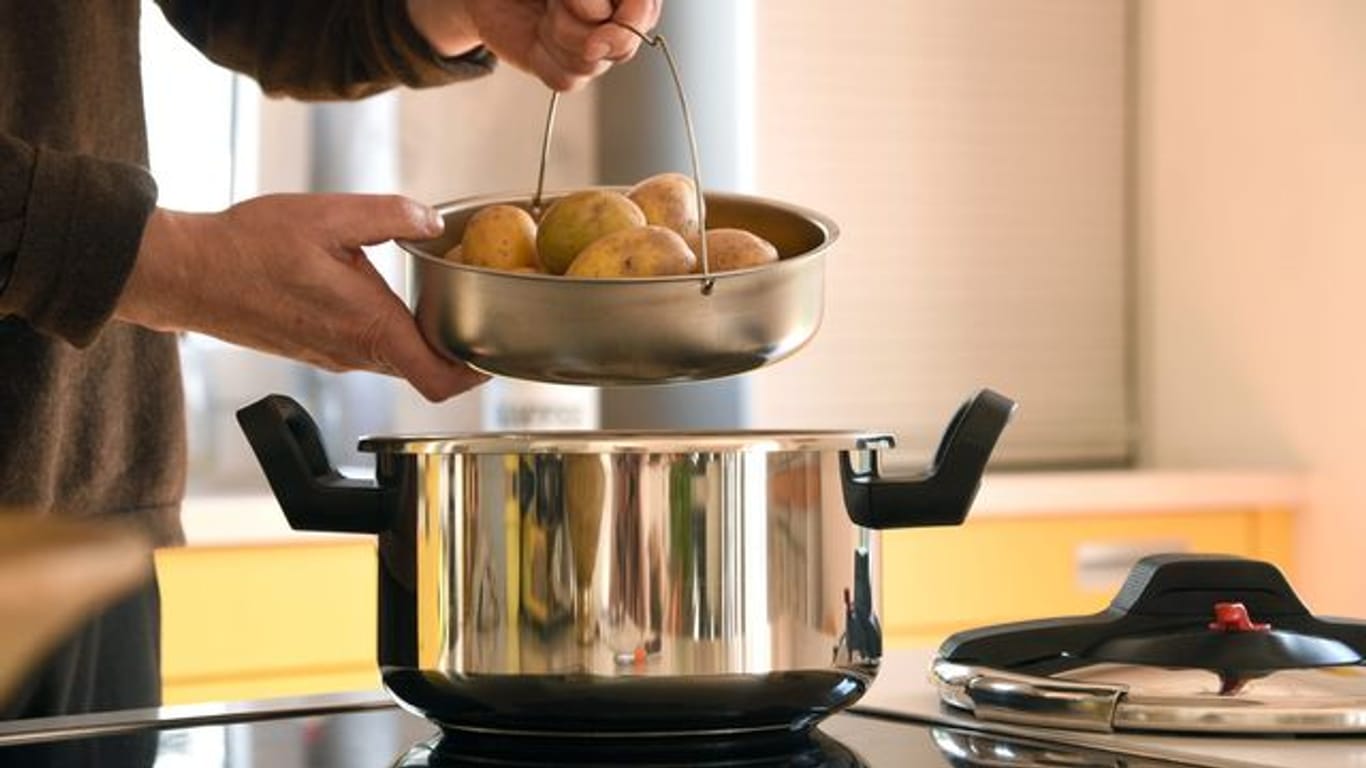 Ruckzuck sind die Kartoffeln gar: Wer einen Schnellkochtopf nutzt, spart Zeit in der Küche.