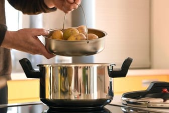 Ruckzuck sind die Kartoffeln gar: Wer einen Schnellkochtopf nutzt, spart Zeit in der Küche.