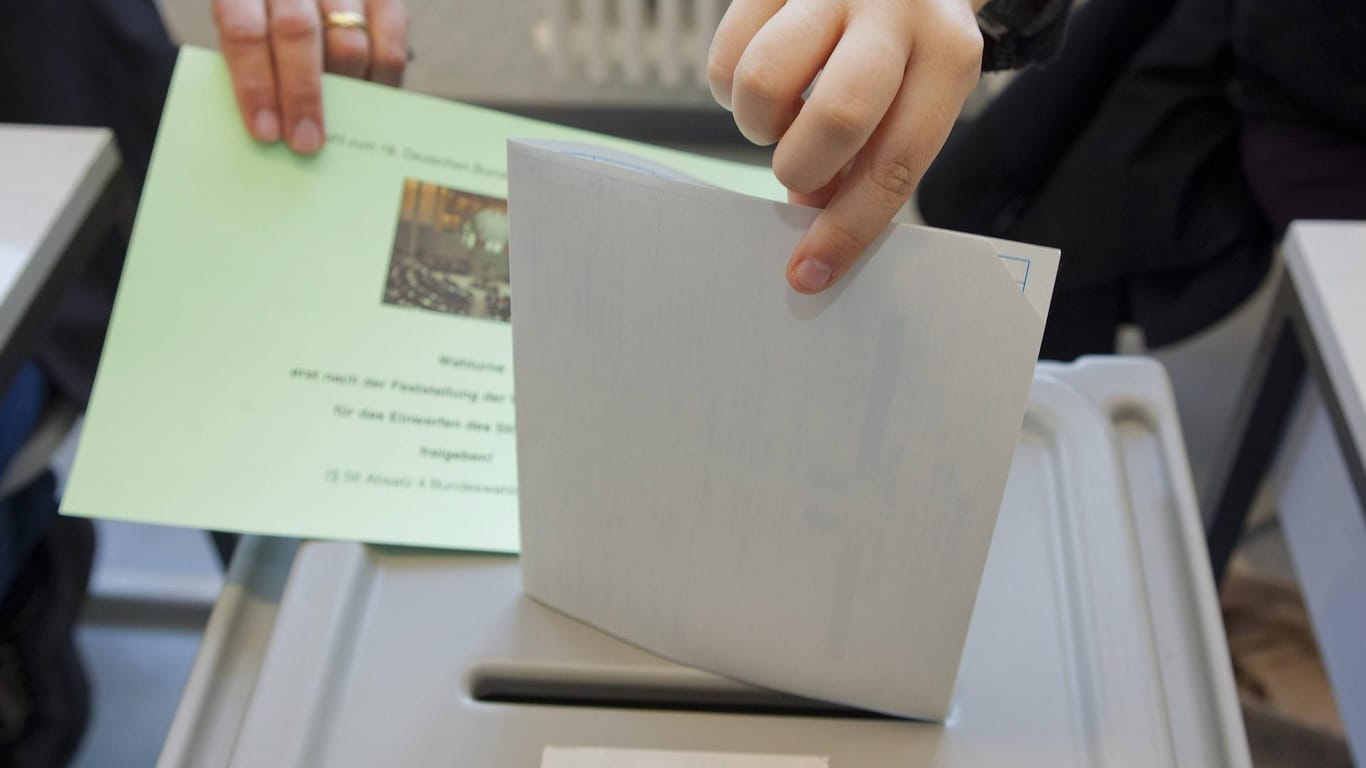 Stimmzettel wird abgegeben: Der neue Landtag des Saarlandes wird am 27. März 2022 gewählt. (Symbolbild)