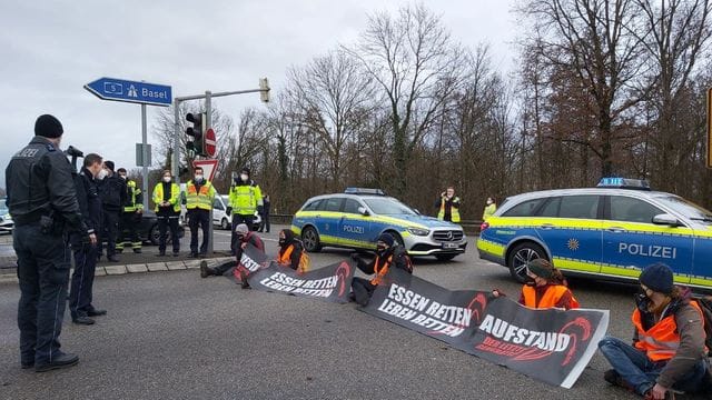 Klimaaktivisten blockieren A5-Abfahrt