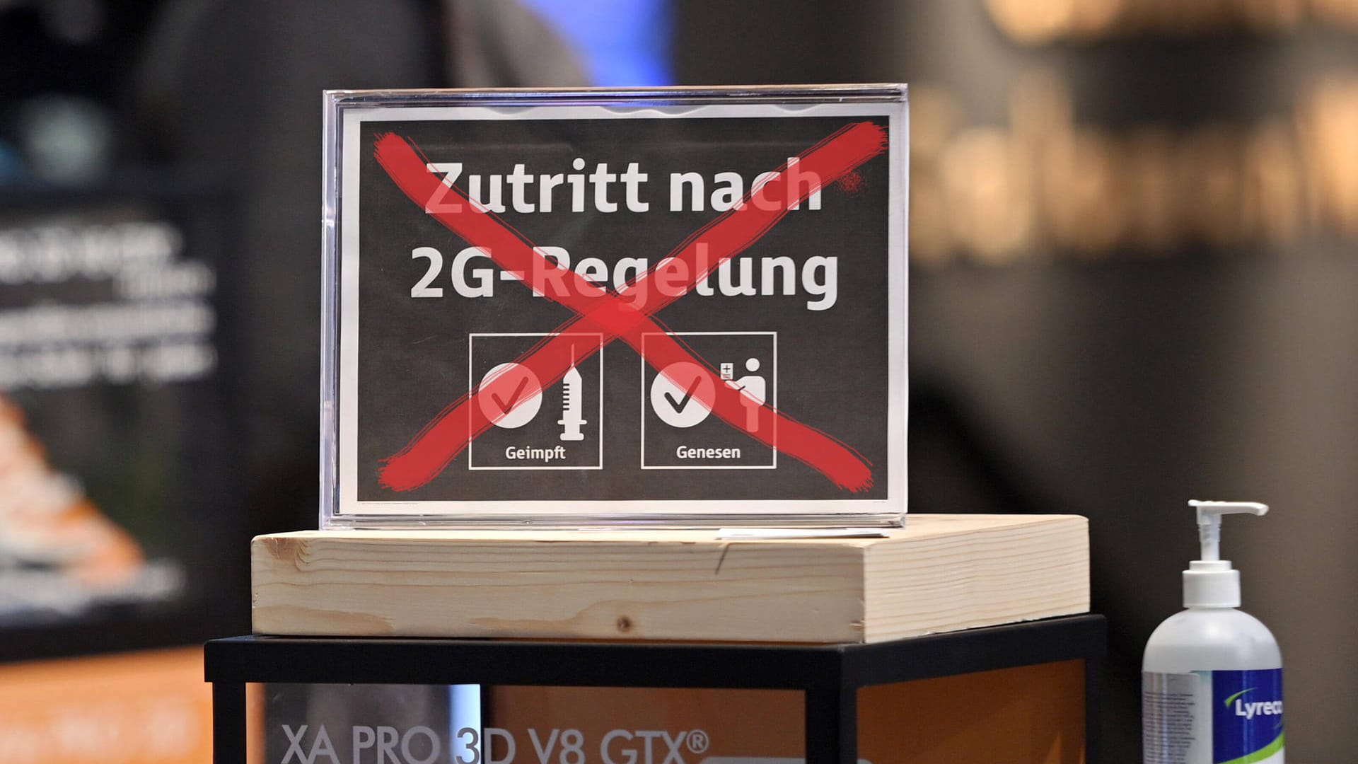 Schild mit Corona-Maßnahmen durchgstrichen (Symbolbild): Ob es auch in Niedersachsen Lockerungen der Corona-Maßnahmen gibt, könnte sich schon nächste Woche entscheiden. Schild mit Corona-Maßnahmen durchgstrichen (Symbolbild): Ob es auch in Niedersachsen Lockerungen der Corona-Maßnahmen gibt, könnte sich schon nächste Woche entscheiden.
