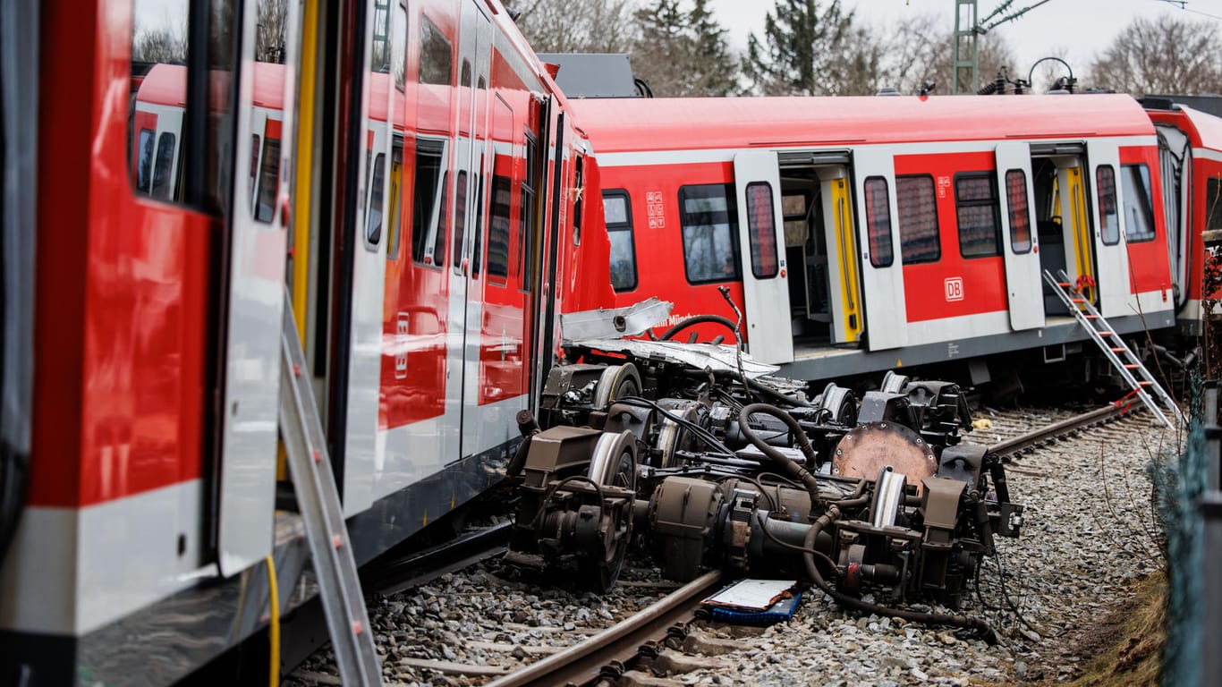 Der entgleiste Unterbau eines Triebwagens neben den S-Bahnen: Der Zug wurde völlig demoliert.