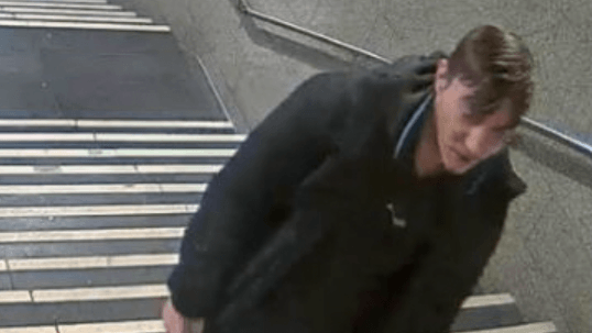 Mit diesem Überwachungsfoto bittet die Polizei Berlin um Hinweise: Der Mann wird wegen gefährlicher Körperverletzung gesucht. Mit diesem Überwachungsfoto bittet die Polizei Berlin um Hinweise: Der Mann wird wegen gefährlicher Körperverletzung gesucht.