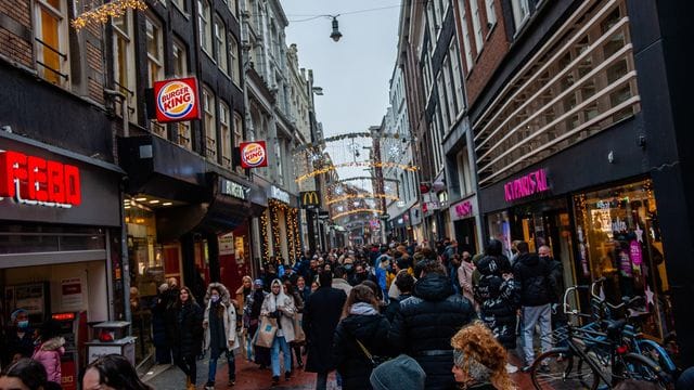 Menschen beim Einkaufen im Zentrum von Amsterdam.