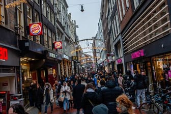 Menschen beim Einkaufen im Zentrum von Amsterdam.
