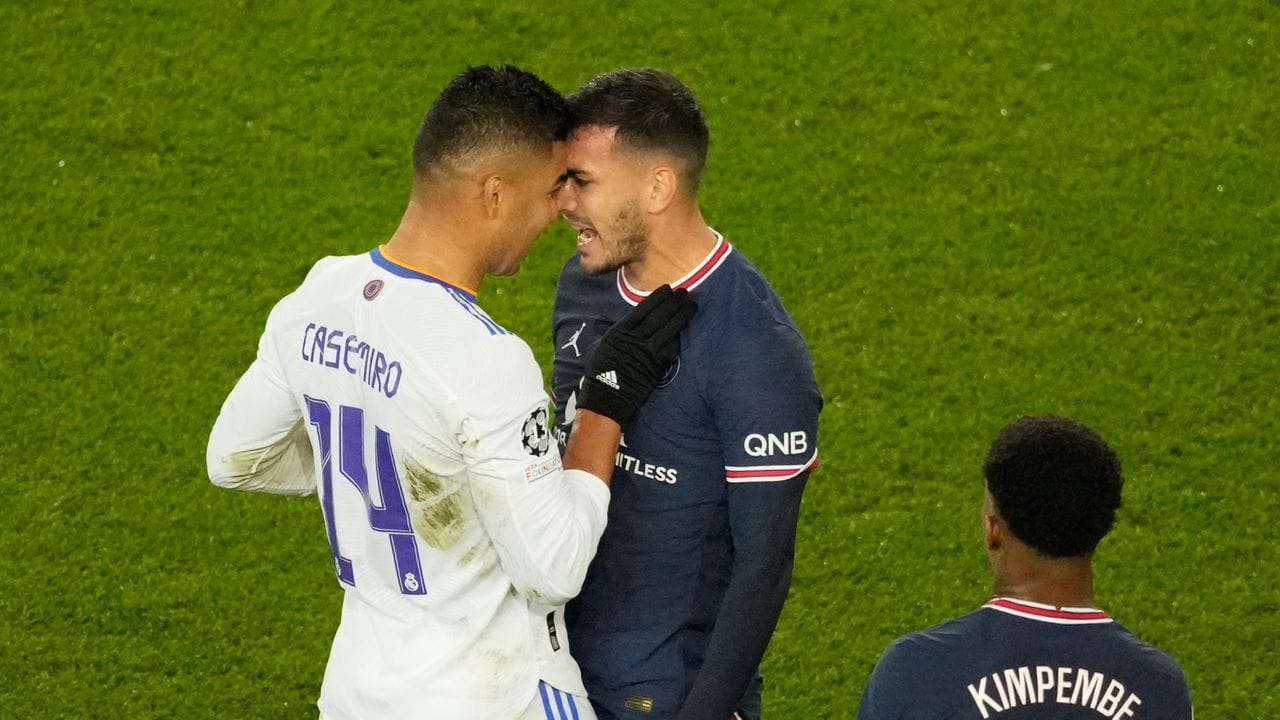 Auseinandersetzung von PSG-Spieler Leandro Paredes (r) mit Casemiro (l) von Real Madrid. Auseinandersetzung von PSG-Spieler Leandro Paredes (r) mit Casemiro (l) von Real Madrid.