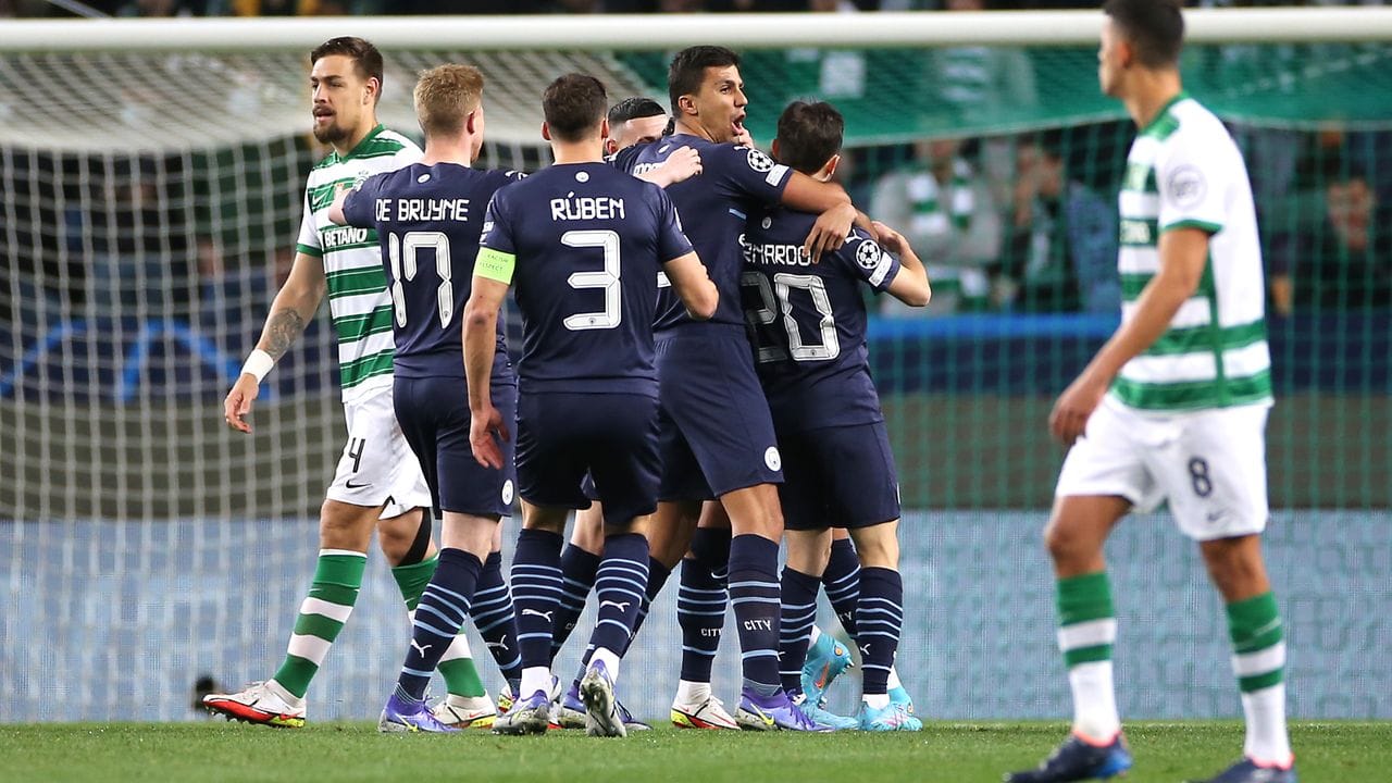 Die Spieler von Manchester City jubeln bei Sporting Lissabon über einen Treffer. Die Spieler von Manchester City jubeln bei Sporting Lissabon über einen Treffer.