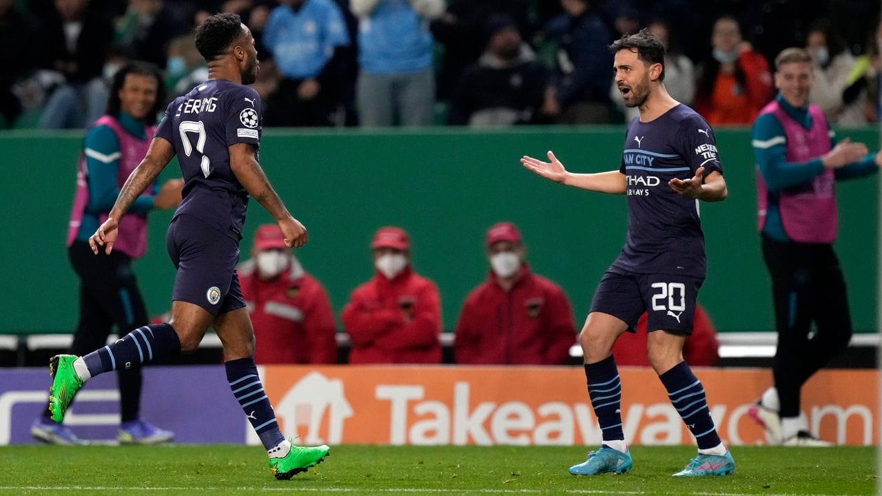 Raheem Sterling (l) von Manchester City jubelt mit Bernardo Silva über das Tor zum 5:0 gegen Sporting. Raheem Sterling (l) von Manchester City jubelt mit Bernardo Silva über das Tor zum 5:0 gegen Sporting.