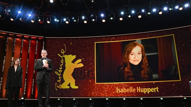 Regisseur Laurent Larivière hat den Preis stellvertretend für Schauspielerin Isabelle Huppert entgegengenommen.